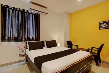 בית מלון כפרי Super Capital O Saharsh Grand Near Shilparamam