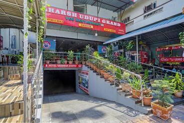 בית מלון כפרי Super Capital O Saharsh Grand Near Shilparamam