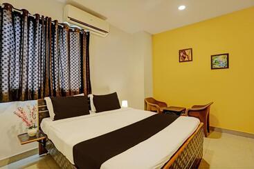 בית מלון כפרי Super Capital O Saharsh Grand Near Shilparamam
