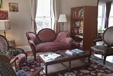 تختخواب و صبحانه Davis Square Inn