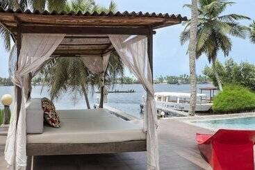 هتل Coucoue Lodge