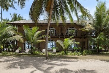 هتل Coucoue Lodge
