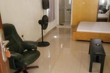 پانسیون Airport Lodge Lungi