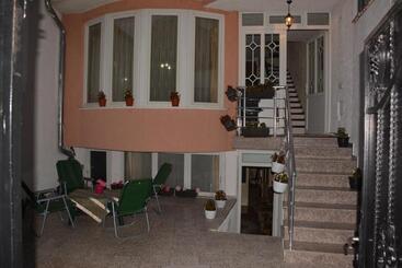 Deni House
