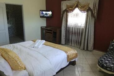 هتل Golden House