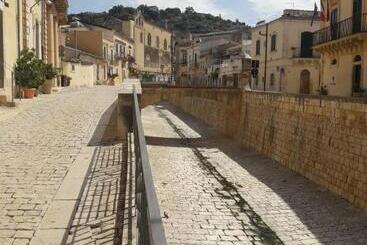تختخواب و صبحانه Il Gelsomino
