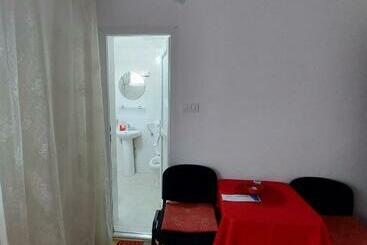 هتل Airport Home Radinovic