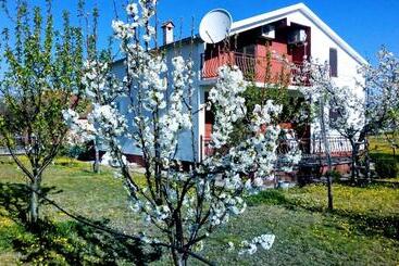 هتل Airport Home Radinovic