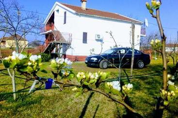 هتل Airport Home Radinovic