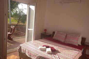 هتل Airport Home Radinovic