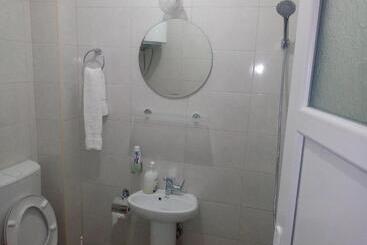 هتل Airport Home Radinovic