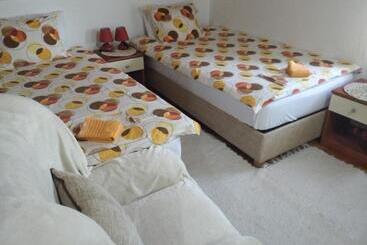 هتل Airport Home Radinovic