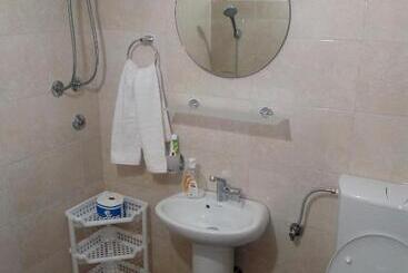 هتل Airport Home Radinovic