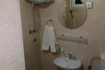 هتل Airport Home Radinovic