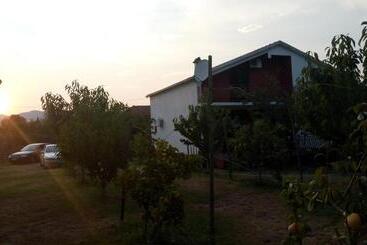 هتل Airport Home Radinovic