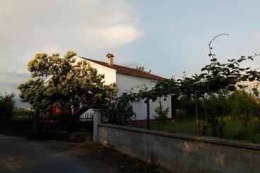هتل Airport Home Radinovic