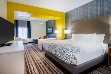 هتل La Quinta By Wyndham Buffalo Amherst