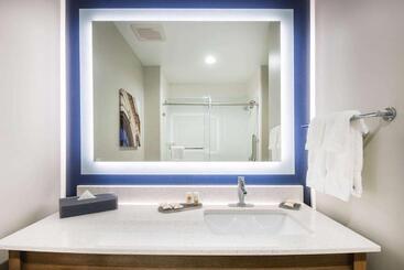هتل La Quinta By Wyndham Buffalo Amherst