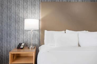 هتل La Quinta By Wyndham Buffalo Amherst