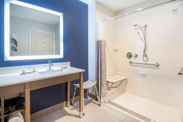 هتل La Quinta By Wyndham Buffalo Amherst
