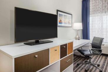 هتل La Quinta By Wyndham Buffalo Amherst