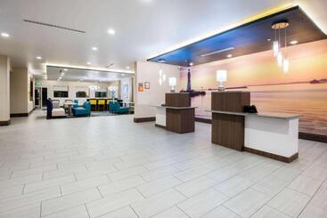 هتل La Quinta By Wyndham Buffalo Amherst