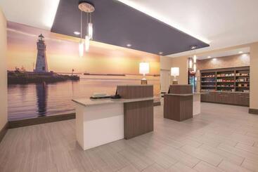 هتل La Quinta By Wyndham Buffalo Amherst