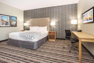 هتل La Quinta By Wyndham Buffalo Amherst