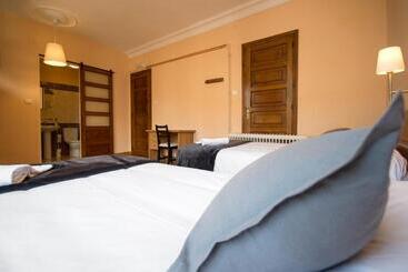 پانسیون La Posada De La Casona De Sarria
