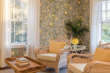 تختخواب و صبحانه Margin Street Inn