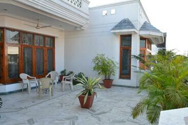 تختخواب و صبحانه Sandy S Homestay