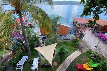 پانسیون Captain Morgan Hostel Lake Coatepeque