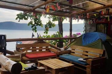 پانسیون Captain Morgan Hostel Lake Coatepeque
