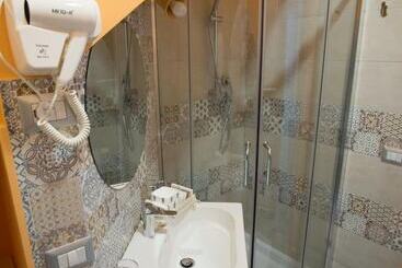 تختخواب و صبحانه Coraje Room & Breakfast