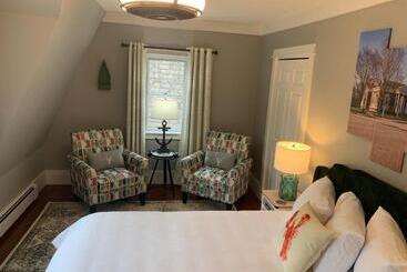 تختخواب و صبحانه White Sails Inn