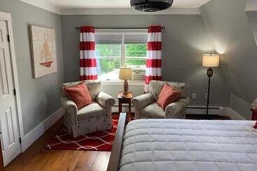 تختخواب و صبحانه White Sails Inn
