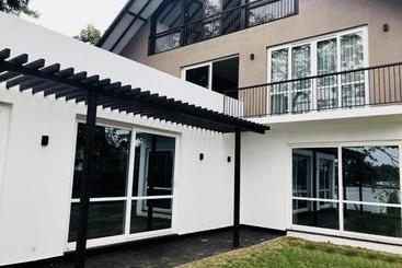 膳宿费 Villa On The Edge