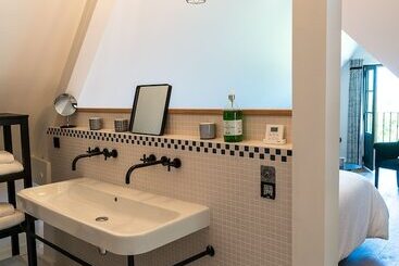 تختخواب و صبحانه New Cottage & Spa De Nage Guesthouse