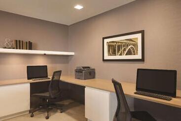 هتل Country Inn & Suites By Radisson, Lawrence, Ks