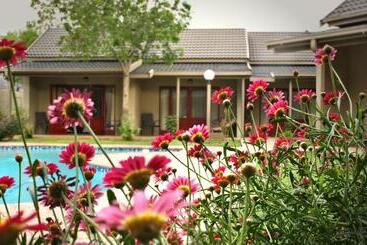 هتل Mondior Manor Guest House