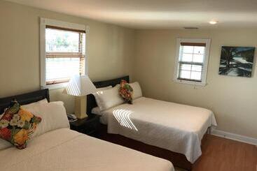 Harborside Motel & Marina
