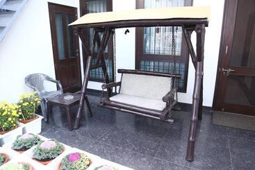 تختخواب و صبحانه Joerose Villa