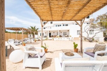 هتل Hostal Santi
