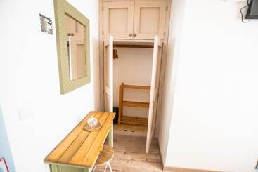 هتل Hostal Santi