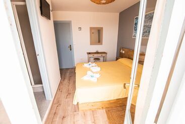 هتل Hostal Santi