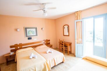 هتل Hostal Santi