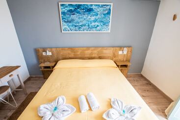 هتل Hostal Santi