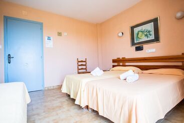 هتل Hostal Santi