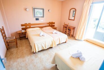 هتل Hostal Santi