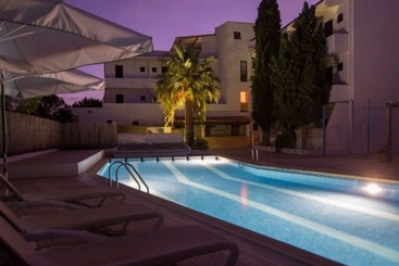 هتل Hostal Santi